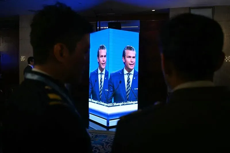 وزير الدفاع الأمريكي بيت هيغسيث يتحدث في حوار شانغري-لا، محذرًا من التهديدات الصينية تجاه تايوان وأهمية التعاون الدفاعي مع الحلفاء.