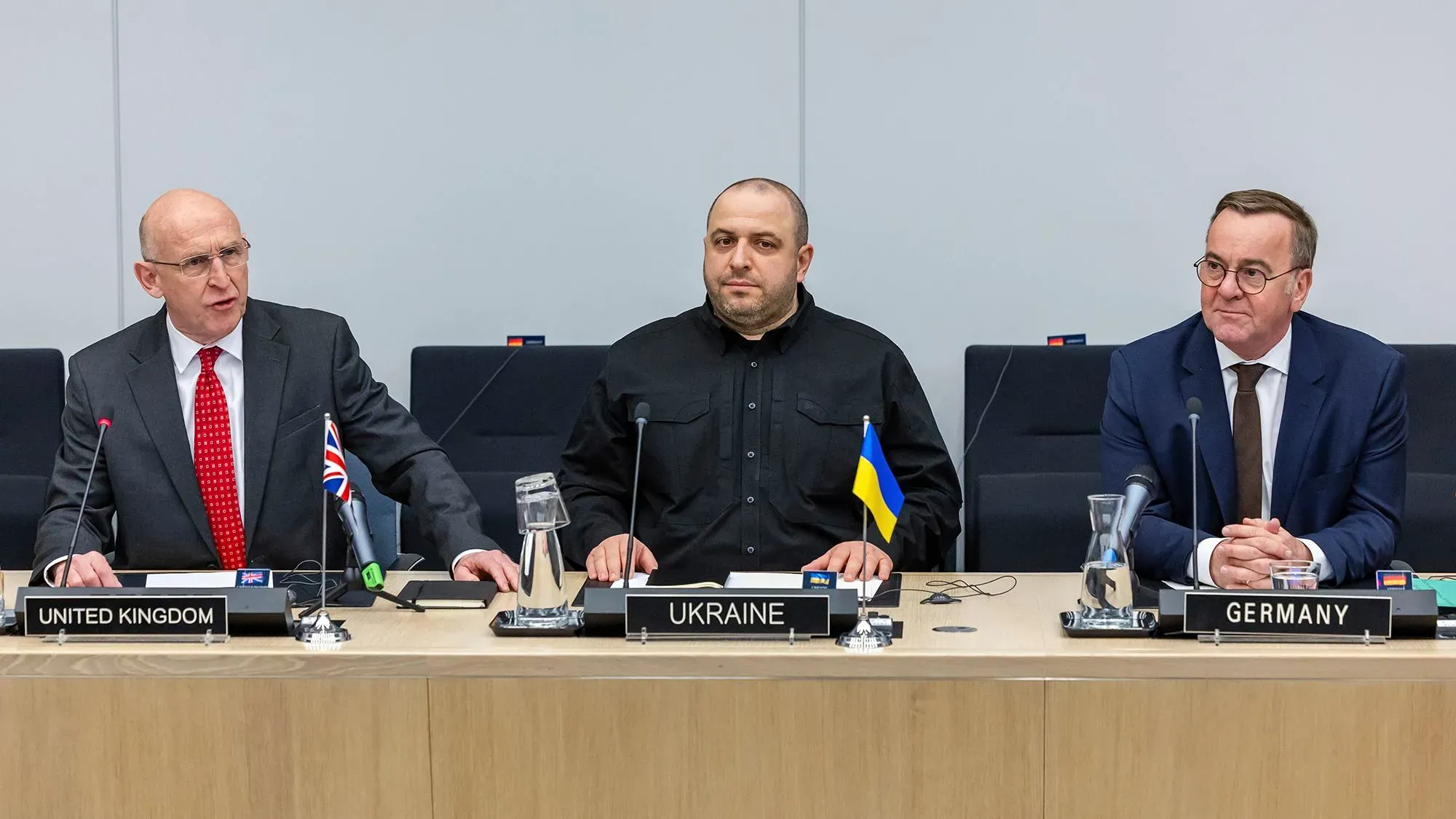 اجتماع مجموعة الاتصال المعنية بالدفاع عن أوكرانيا في بروكسل، بحضور ممثلين عن المملكة المتحدة وأوكرانيا وألمانيا.
