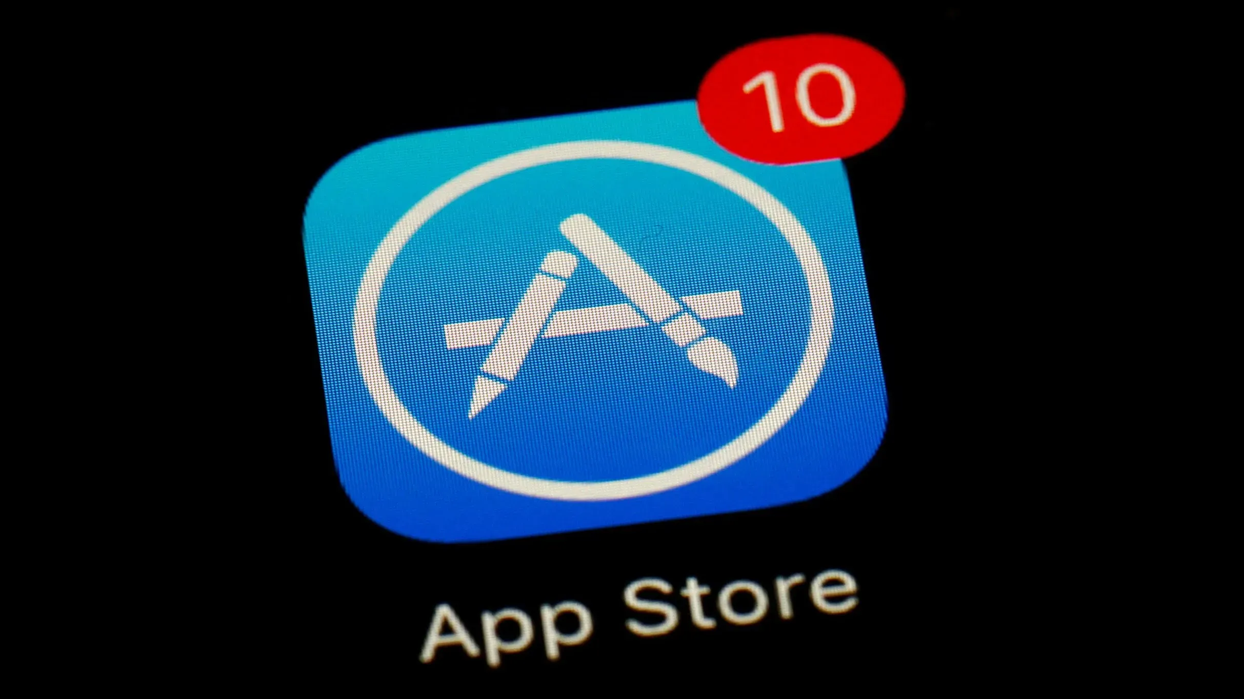 شعار متجر التطبيقات "App Store" مع إشعار بعدد 10 تنبيهات، يعكس الجدل حول المنافسة وطرق الدفع في التطبيقات.
