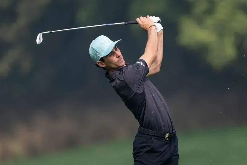 لاعب غولف ينفذ ضربة قوية في ملعب مفتوح، مما يعكس التنافس بين لاعبي LIV Golf وبطولة الولايات المتحدة المفتوحة.