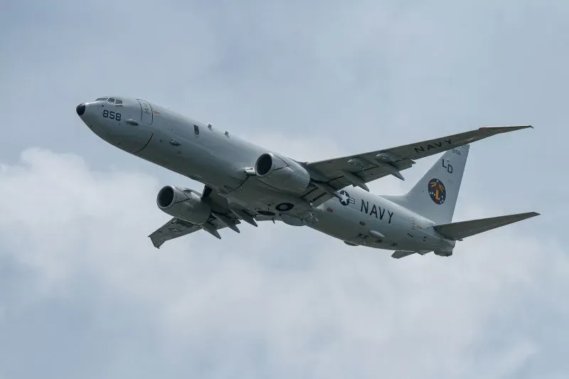 طائرة P-8 تابعة للبحرية الأمريكية تحلق في السماء، مع التركيز على دورها في مراقبة أنشطة تهريب المخدرات على الحدود.