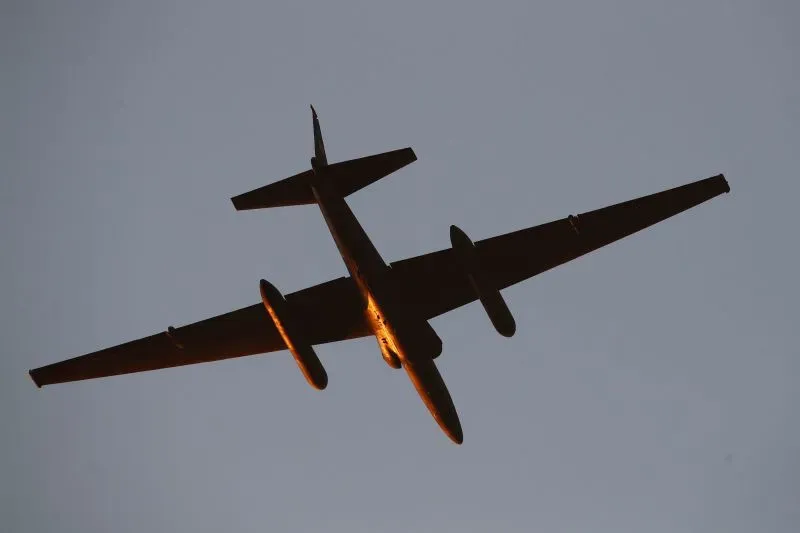 تحلق طائرة تجسس من طراز U-2 فوق الحدود الأمريكية المكسيكية، في إطار جهود الجيش لمراقبة تهريب المخدرات.