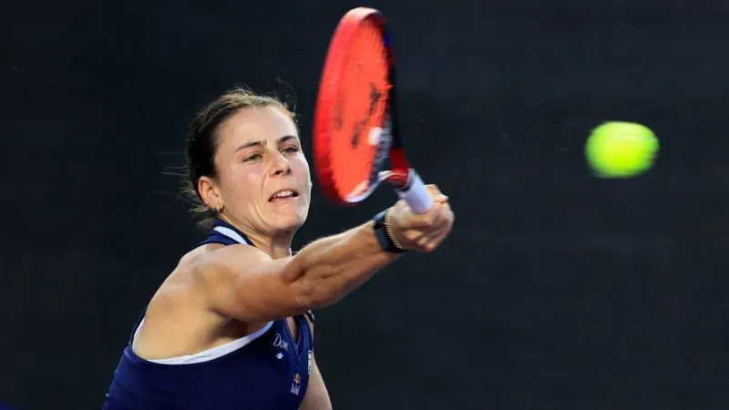 إيما نافارو تضرب الكرة بمضرب التنس خلال نهائي بطولة ميريدا المفتوحة، حيث حققت فوزًا ساحقًا دون خسارة أي مجموعة.