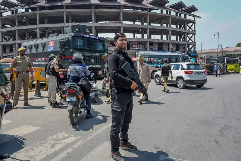 عناصر الأمن الهندية تتواجد في منطقة مزدحمة، مع وجود مركبة شرطة مدرعة، في سياق التوترات المتزايدة حول كشمير بعد الهجوم الإرهابي.