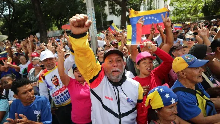 مظاهرة حاشدة في فنزويلا، حيث يرفع المتظاهرون الأعلام ويعبرون عن دعمهم للرئيس مادورو وسط أجواء من التوتر السياسي.