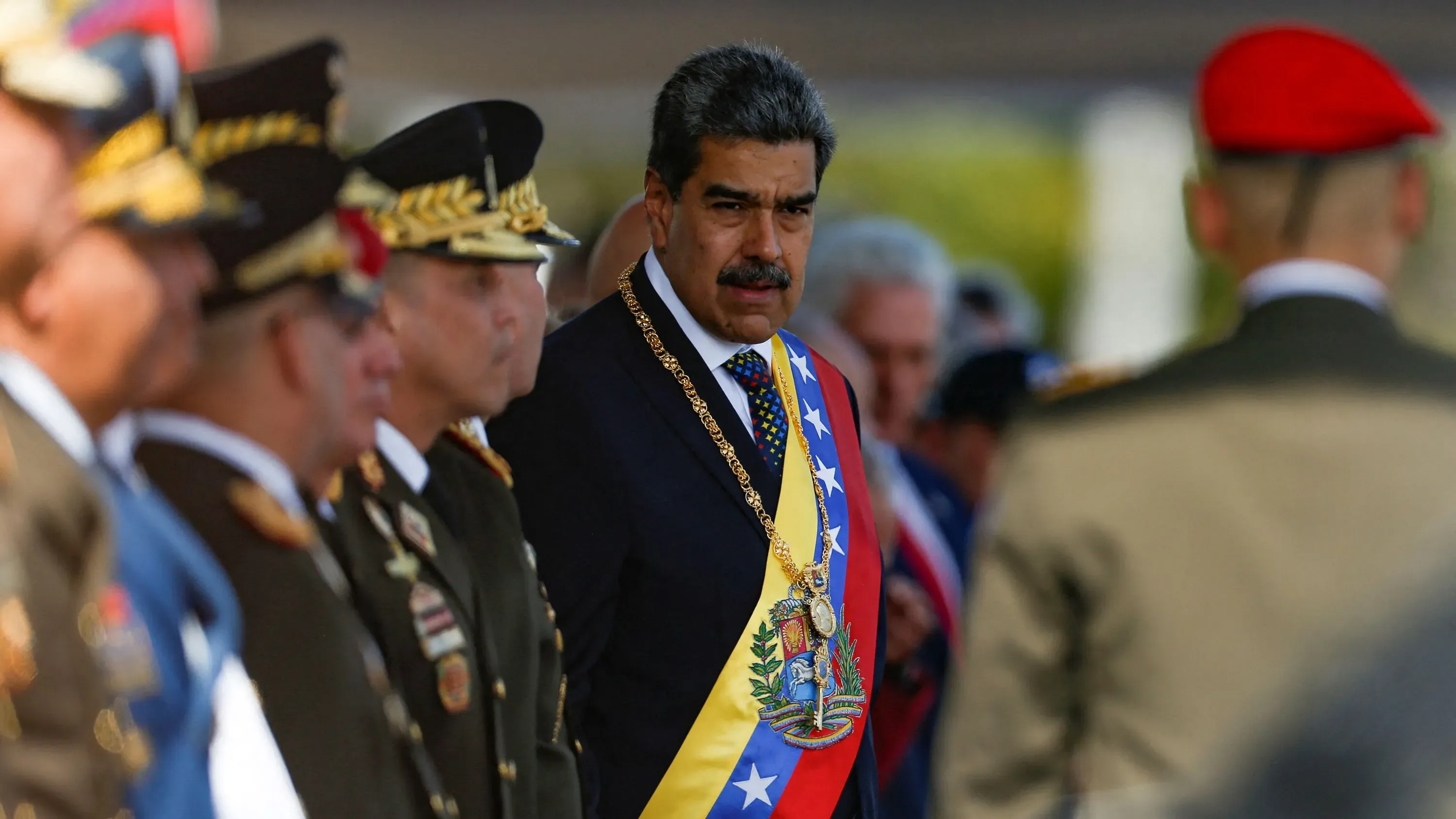 مادورو يؤدي اليمين الدستورية مرتديًا الوشاح التنفيذي، وسط ضباط عسكريين، في مراسم تنصيبه المثيرة للجدل كرئيس لفنزويلا.