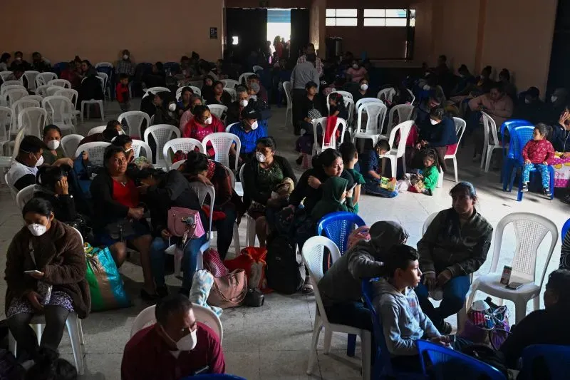 مواطنون غواتيماليون في مركز إجلاء، يرتدون أقنعة للوقاية من الرماد، وسط قلق من ثوران بركان النار.