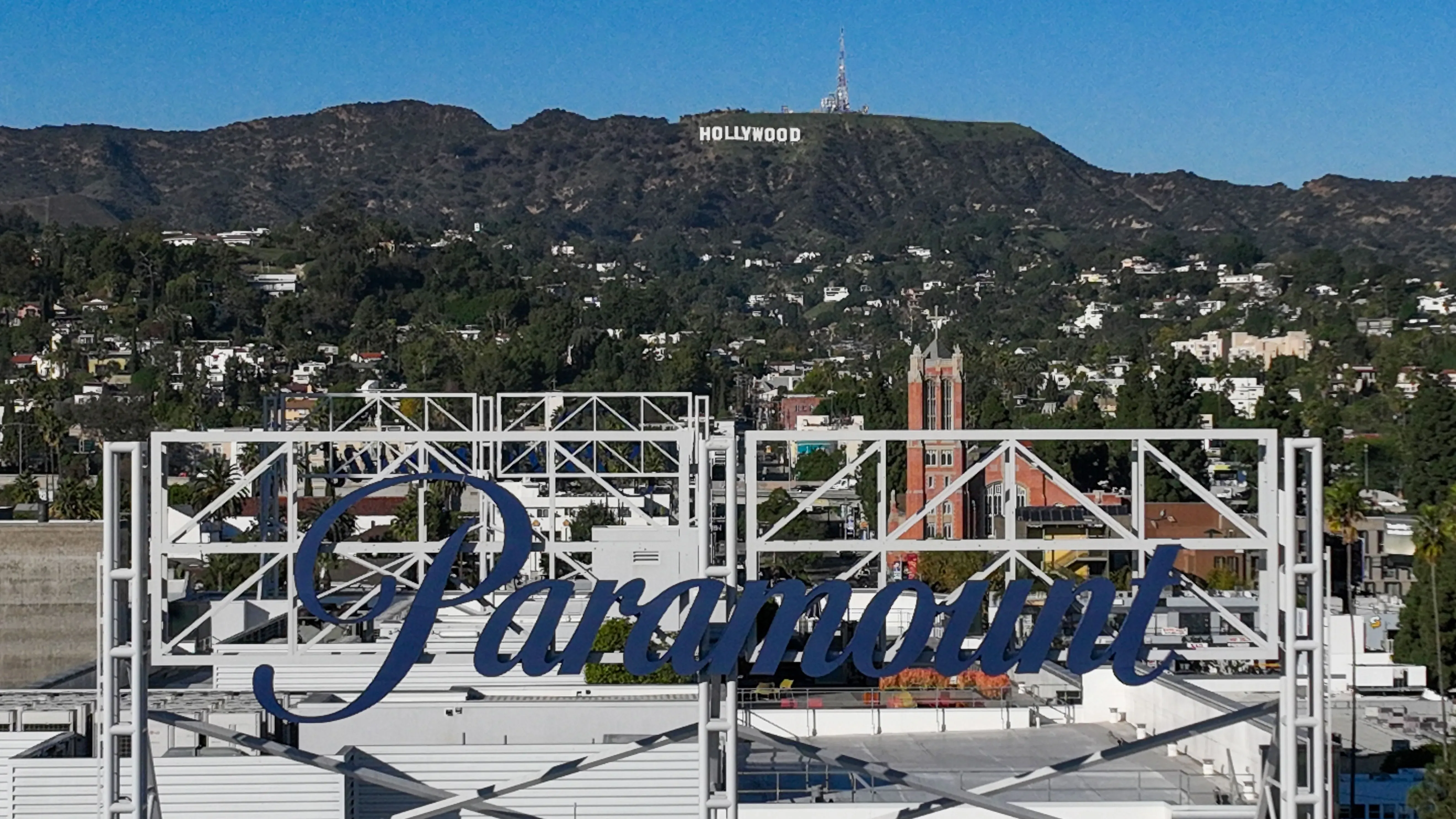 شعار شركة باراماونت مع خلفية تلال هوليوود، حيث تتواصل المفاوضات حول عروض الاندماج بين وارنر بروس وباراماونت.