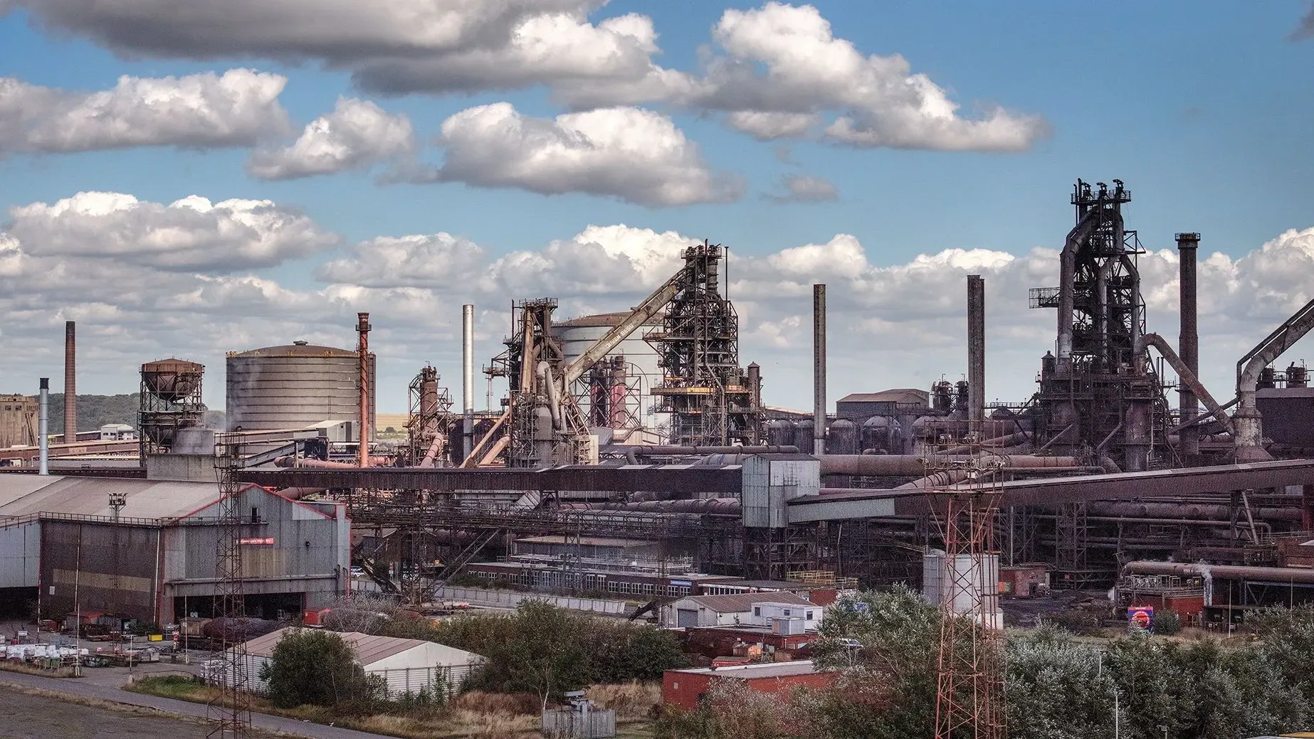 صورة لمصنع الصلب في سكونثورب، يظهر فيه أفران ومعدات ضخمة، مما يعكس تحديات صناعة الصلب البريطانية وأزمة الإغلاق المحتملة.