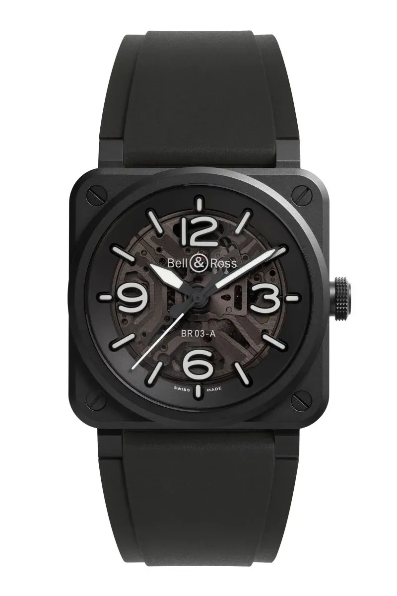 ساعة بيل آند روس BR 03 Skeleton تتميز بتصميم مربع أنيق مع واجهة شفافة تظهر الآلية الداخلية، مما يعكس الابتكار في صناعة الساعات الفاخرة.