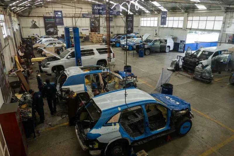 ورشة لتصنيع السيارات المضادة للرصاص في مكسيكو سيتي، حيث تُعد المركبات المصفحة لتلبية الطلب المتزايد بسبب العنف.