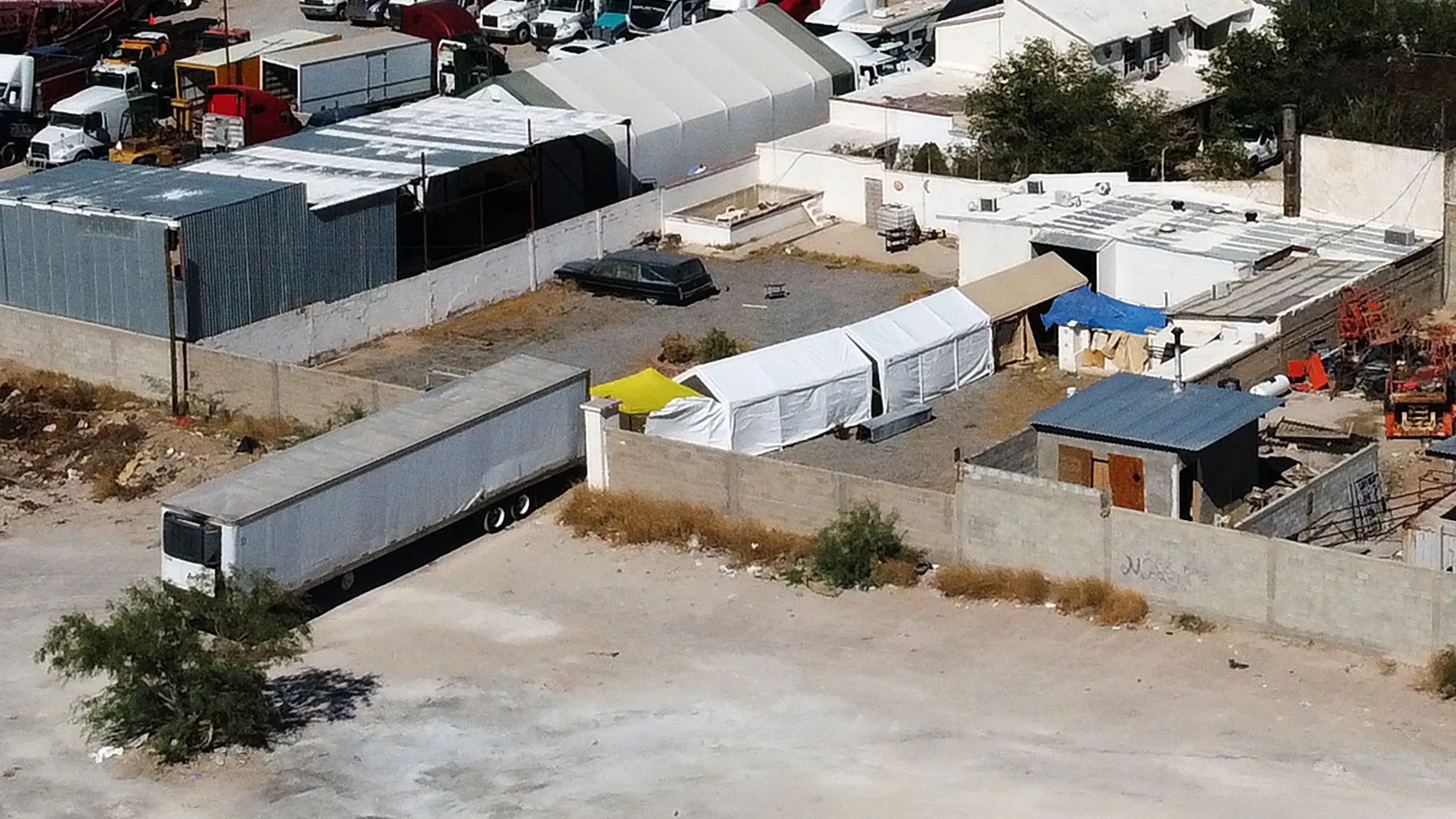 محرقة الجثث في سيوداد خواريز، حيث تم العثور على 383 جثة مخزنة، مما أثار قلق العائلات حول مصير أحبائهم.