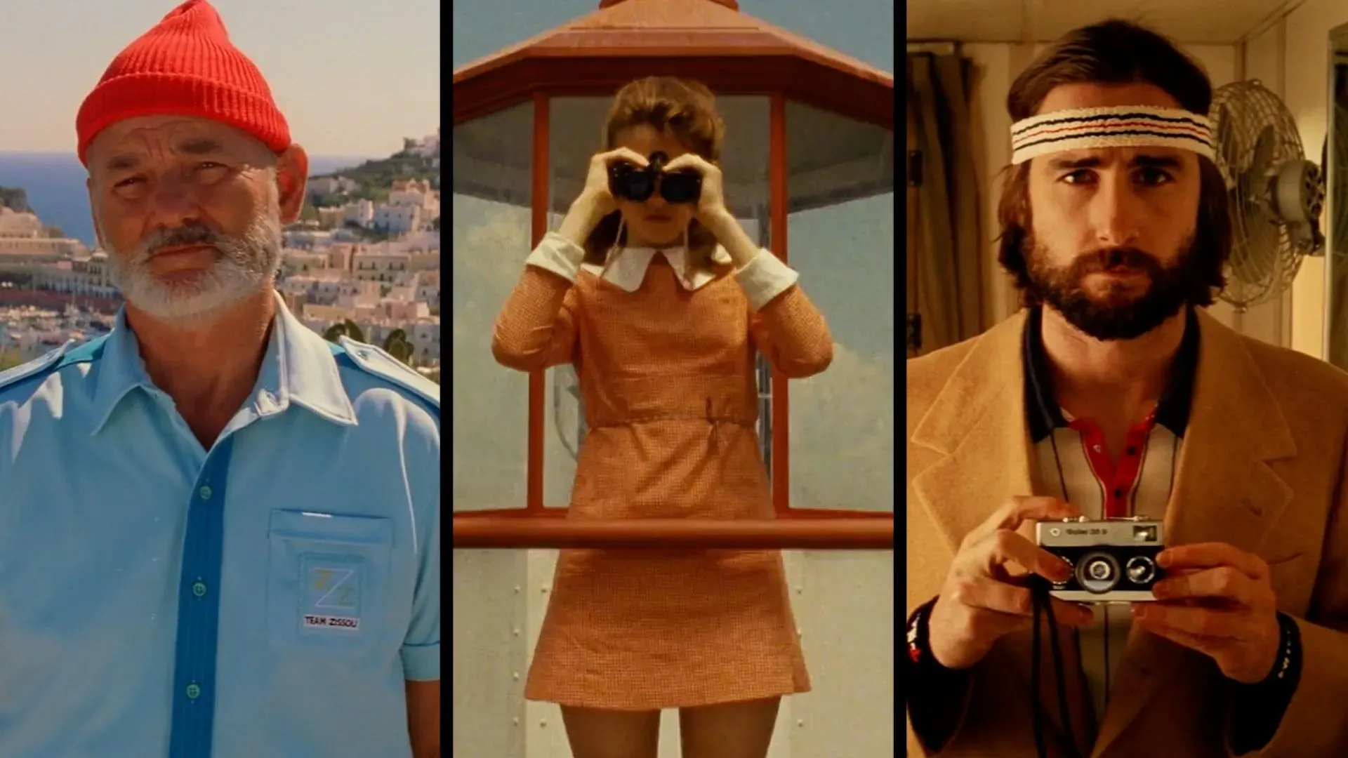 لقطة ثلاثية لشخصيات من أفلام ويس أندرسون، تضم رجلًا يرتدي قبعة حمراء، وامرأة تنظر عبر منظار، ورجل يحمل كاميرا. تعكس الأزياء الفريدة أسلوب أندرسون في التصميم.