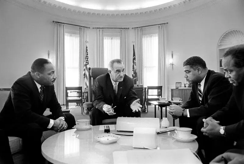 اجتماع تاريخي يجمع بين القس مارتن لوثر كينغ جونيور والرئيس ليندون جونسون المساهمة في حركة الحقوق المدنية.