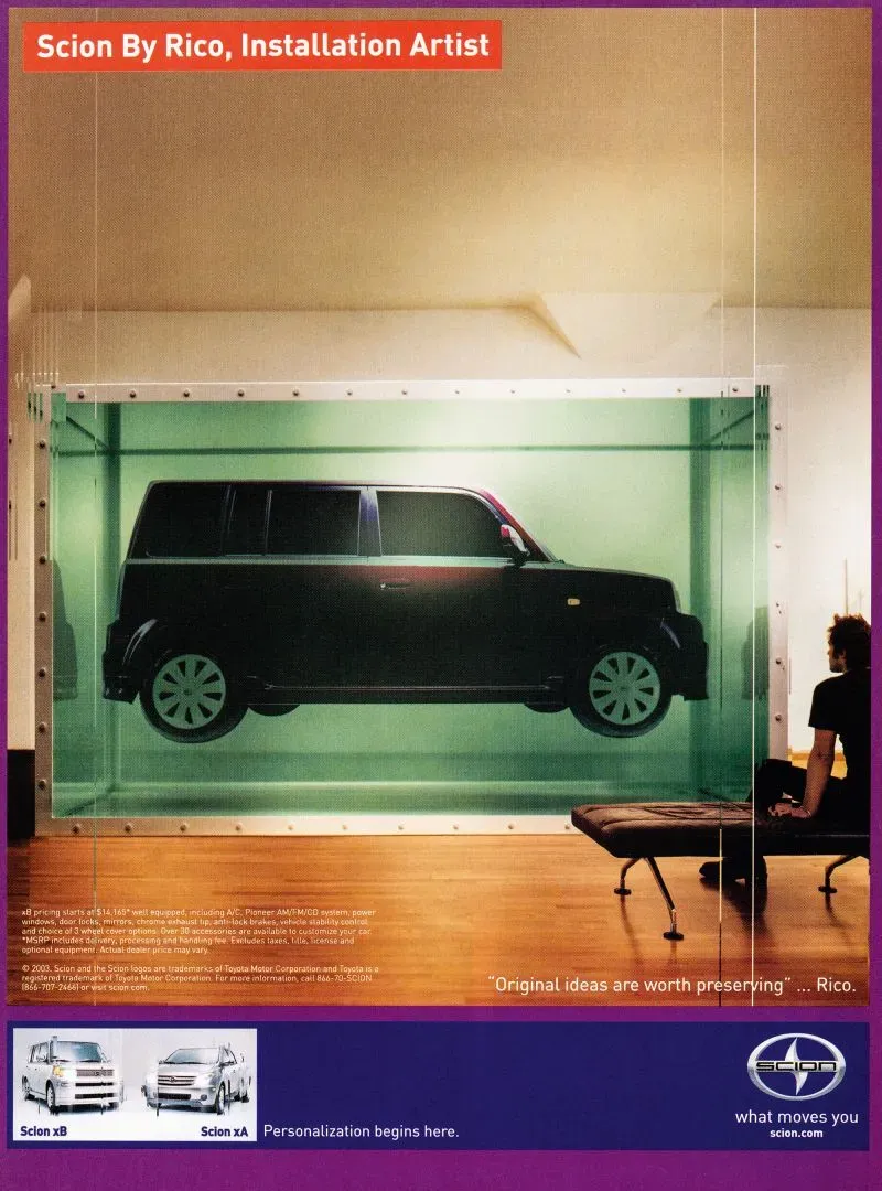 إعلان لماركة السيارات "سكيون"، يظهر نموذج السيارة معلقًا في خزان زجاجي، محاطًا بديكور عصري، ويعكس الابتكار في التصميم الإعلاني.