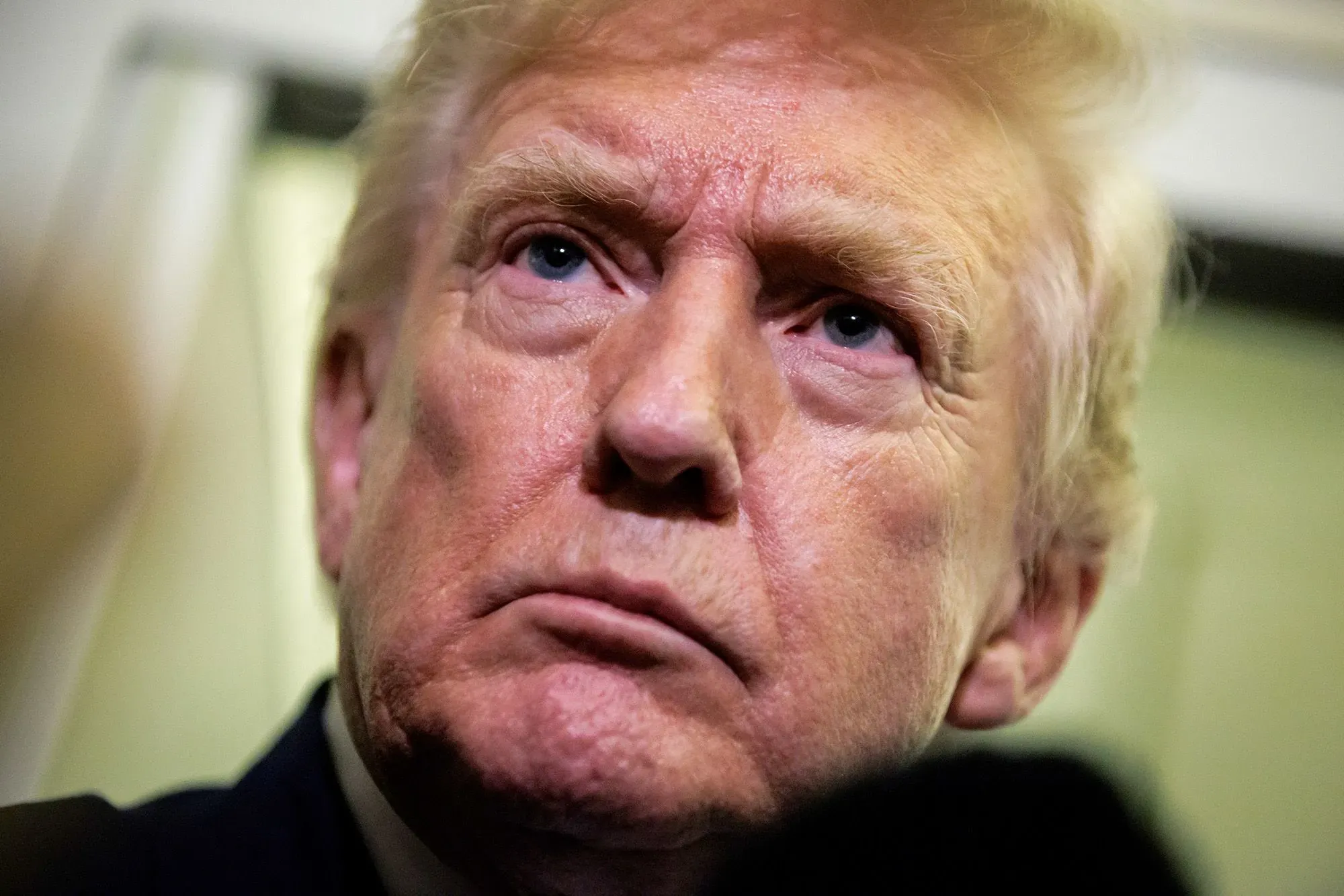 صورة مقربة لرجل ذو شعر أشقر وعينين زرقاوين، يظهر تعبيراً جاداً. تعكس الصورة الجدل حول تصريحاته بشأن جيفري إبشتاين.