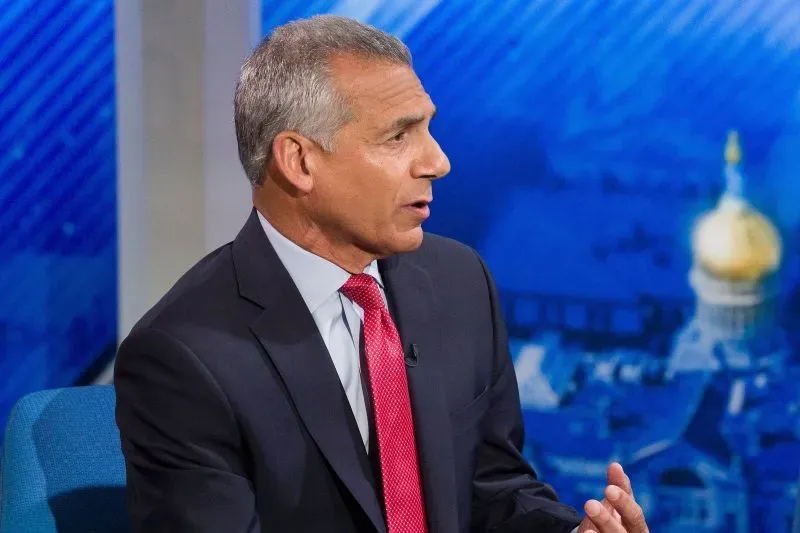 جاك سياتاريللي، مرشح جمهوري لمنصب حاكم نيوجيرسي، يتحدث خلال مناظرة، مع خلفية توضح معالم الولاية.