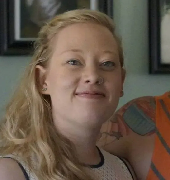 صورة لرينيه نيكول جود، ضحية إطلاق نار في مينيابوليس، تظهر ابتسامتها في إطار عائلي، مما يعكس حياتها قبل الحادث المأساوي.