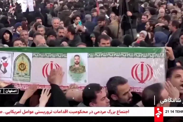 محتجون في إيران يحملون لافتة خلال مظاهرة، تعبيرًا عن معارضتهم للأوضاع الاقتصادية والسياسية في البلاد.