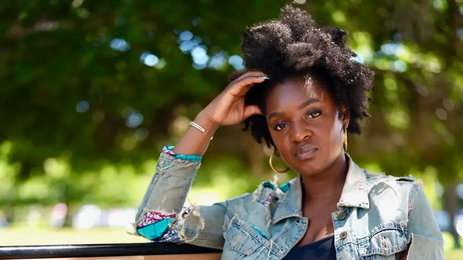 موندشين، ممثلة مسلسل "Quantum Leap"، تجلس في حديقة، تعبر عن مشاعر القلق تجاه مستقبل صناعة السينما في هوليوود.