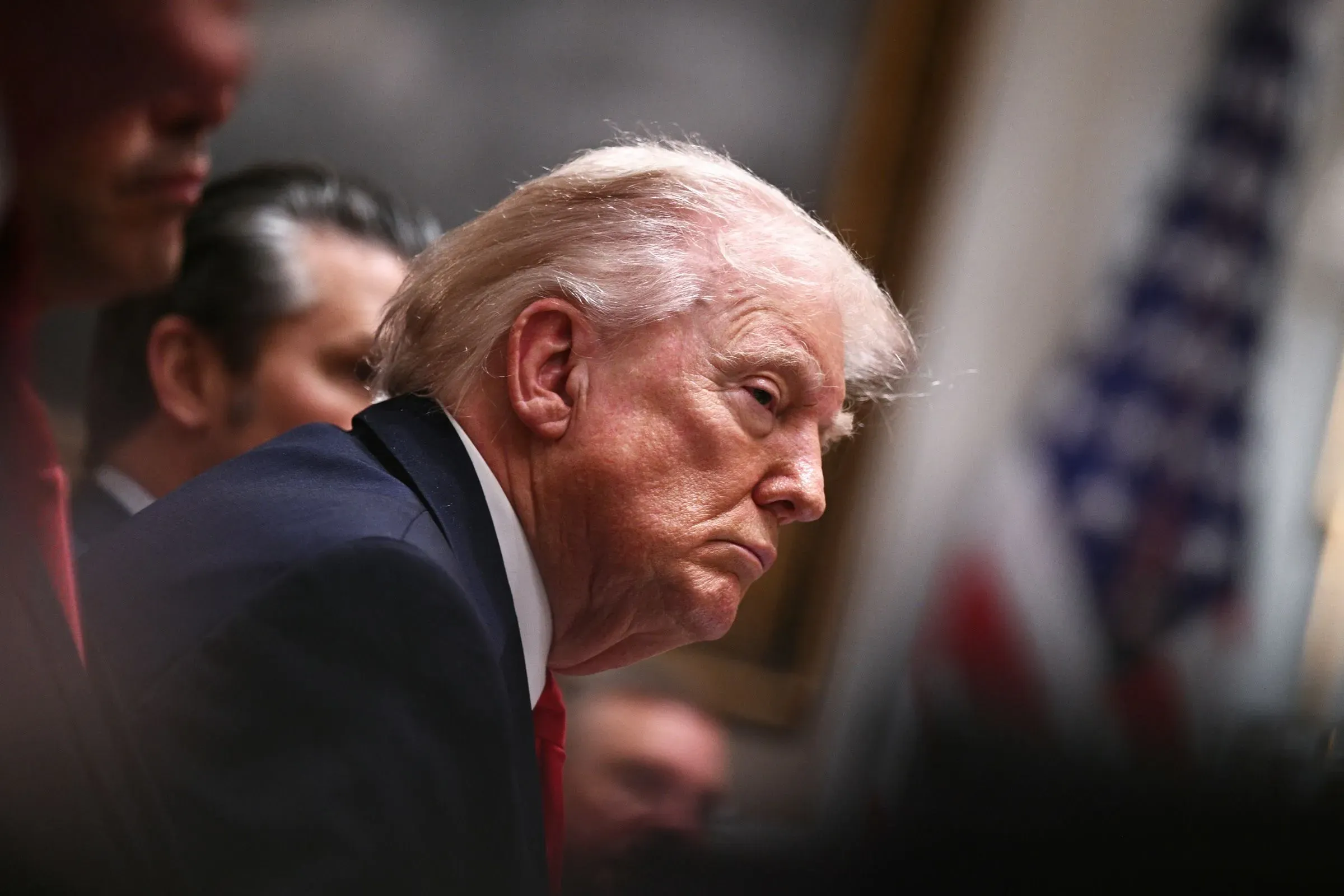 ترامب يبدو جادًا أثناء حديثه عن الانتخابات، مع التركيز على قضايا نزاهة التصويت في مقابلة مع دان بونغينو.