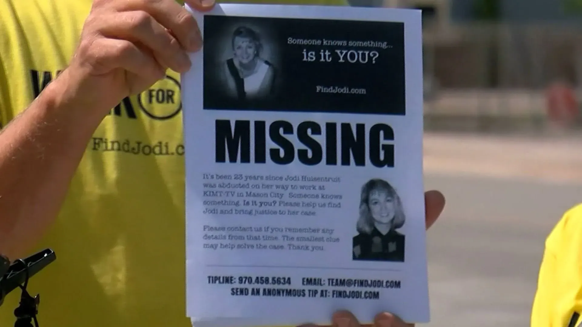 ملصق مفقود لجودي هويسنترويت، مذيعة أخبار محلية، يتضمن تفاصيل الاتصال ونداء للمساعدة في العثور عليها بعد اختفائها.