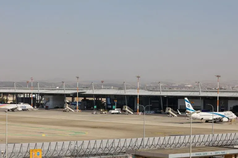 مطار مغلق مع طائرات لشركات طيران إسرائيلية، في ظل إلغاء الرحلات بسبب تصعيد النزاع في الشرق الأوسط.
