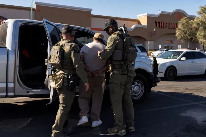 اعتقال شخص من قبل ضباط إنفاذ قوانين الهجرة والجمارك أمام متجر هوم ديبوت، مما يعكس التوترات حول قضايا الهجرة في الولايات المتحدة.