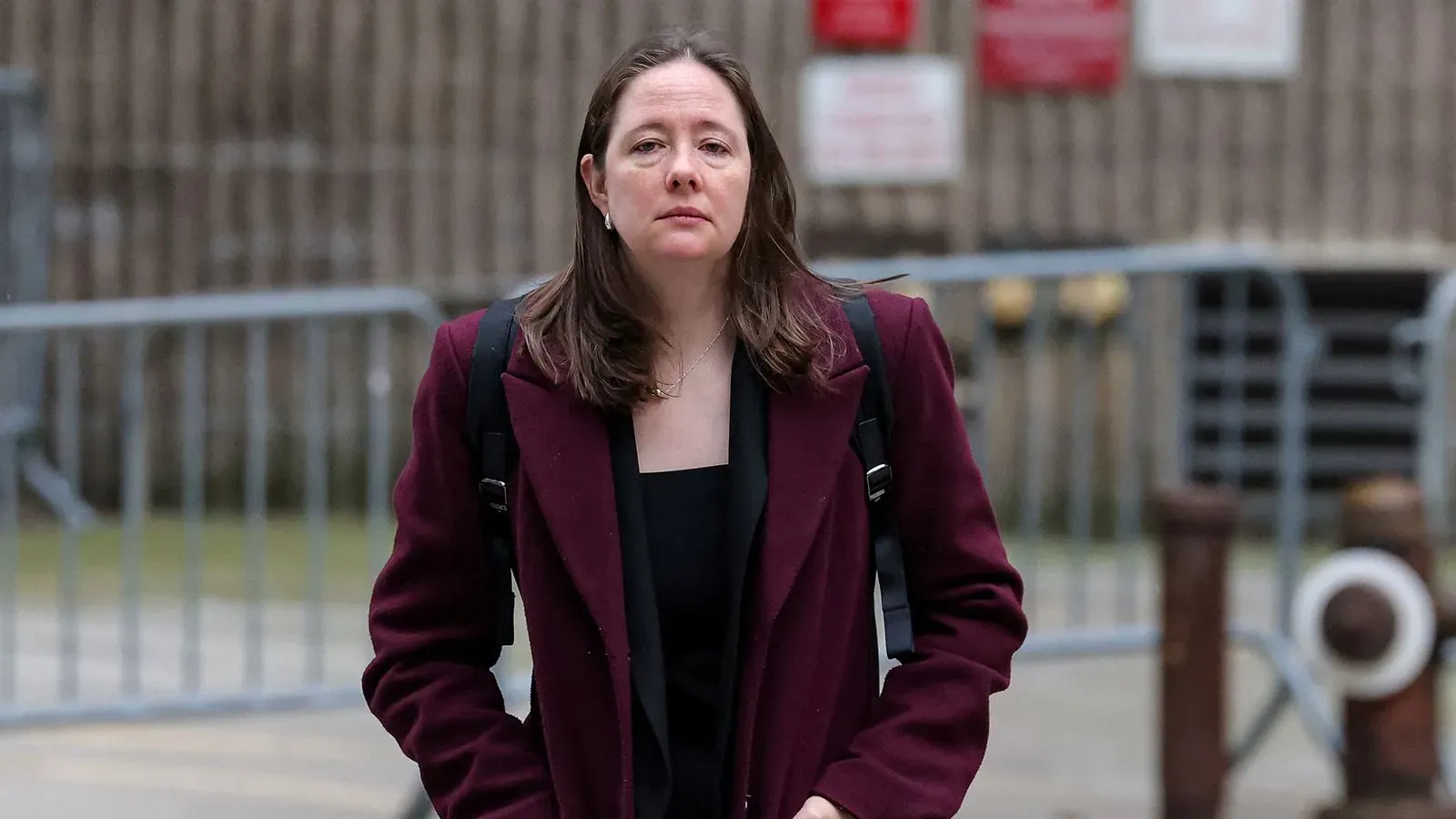 مورين كومي، المدعية العامة السابقة في مانهاتن، تتجه نحو مكتب معالم قانونية، تعبيرات وجهها تعكس التحديات التي واجهتها في مسيرتها.