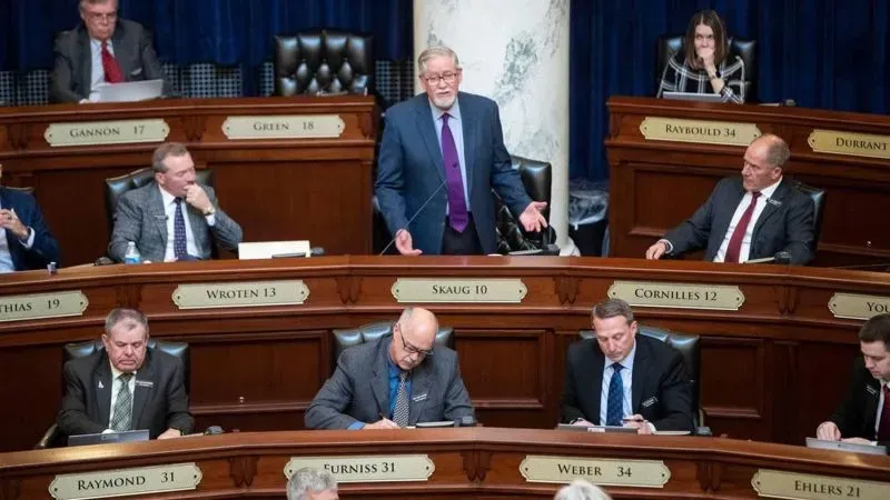 اجتماع للهيئة التشريعية في ولاية أيداهو، حيث يناقش المشرعون خيارات الإعدام، بما في ذلك الإعدام رمياً بالرصاص كخيار رئيسي.