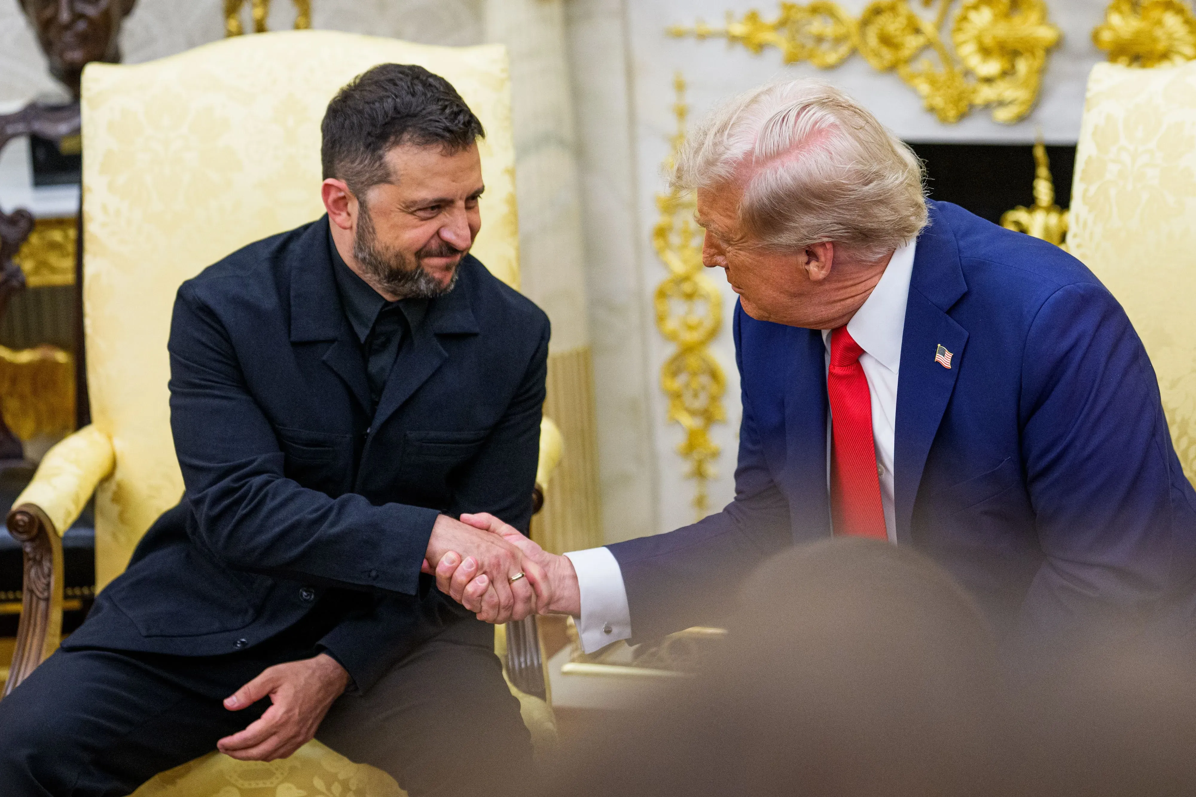 لقاء بين الرئيس الأوكراني زيلينسكي والرئيس الأمريكي ترامب في البيت الأبيض، حيث يتصافحان في أجواء رسمية.
