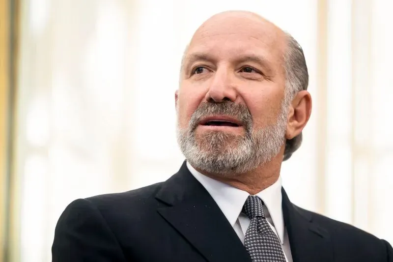 وزير التجارة هوارد لوتنيك يتحدث حول "البطاقة الذهبية" الجديدة لجذب المستثمرين الأجانب، وسط جدل قانوني حول إمكانية إنشائها.