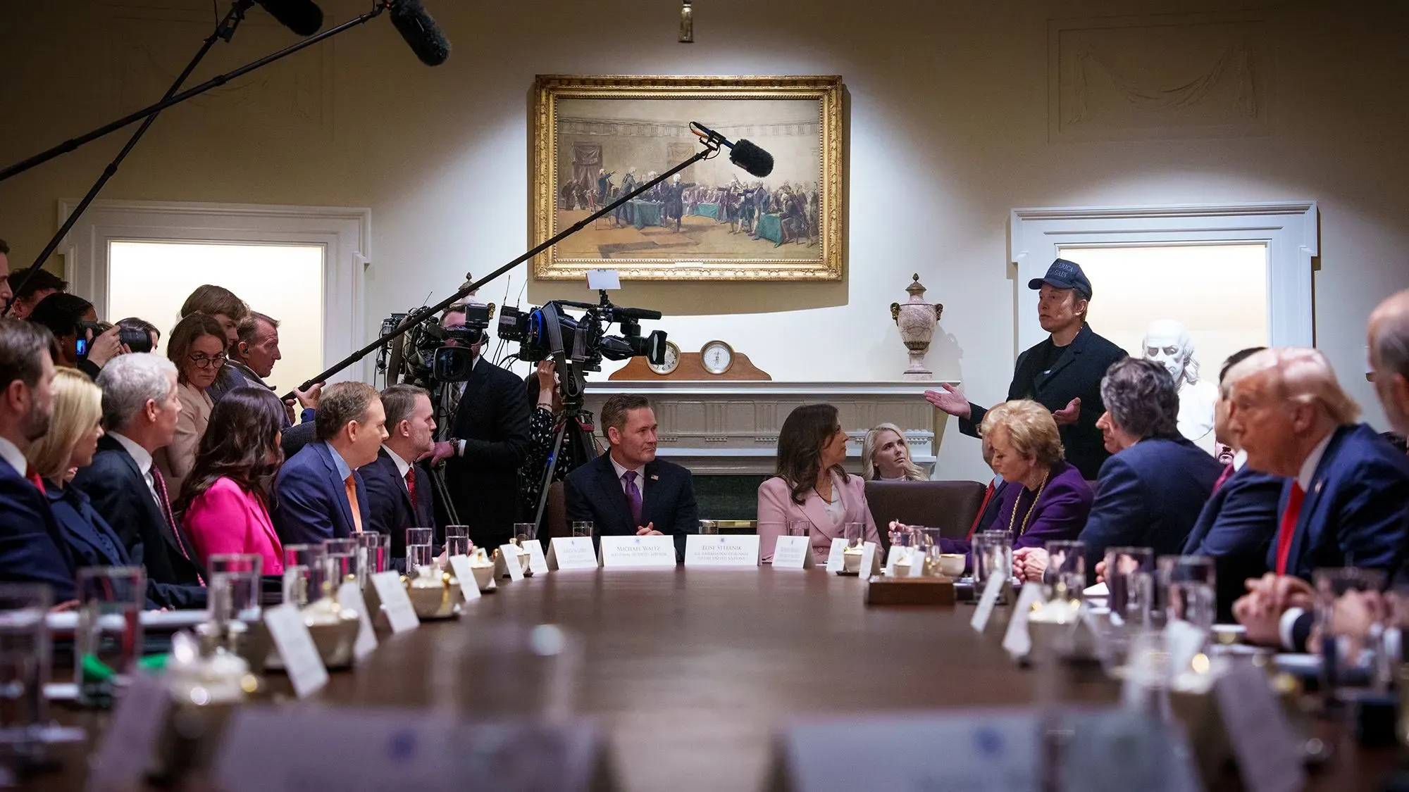 اجتماع لمجلس الوزراء الأمريكي حيث يتحدث أحد الأعضاء، مع وجود الرئيس ترامب وعدد من الوزراء في الغرفة.