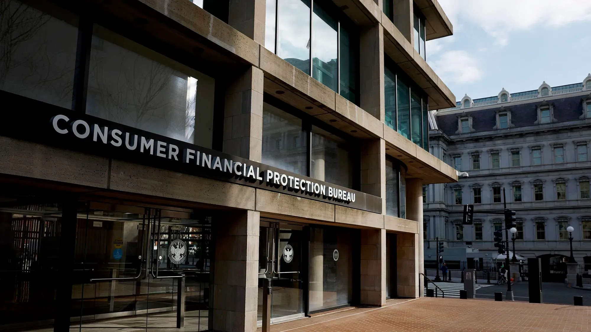 مبنى مكتب حماية المستهلك والمالية في واشنطن، حيث يواجه تحديات تنظيمية تؤثر على حماية المستهلكين في سوق القروض.
