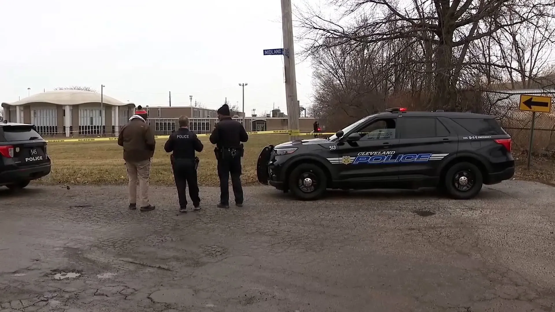 تواجد رجال الشرطة في موقع الحادث في كليفلاند، حيث تم العثور على رفات أختين غير شقيقتين مدفونتين.