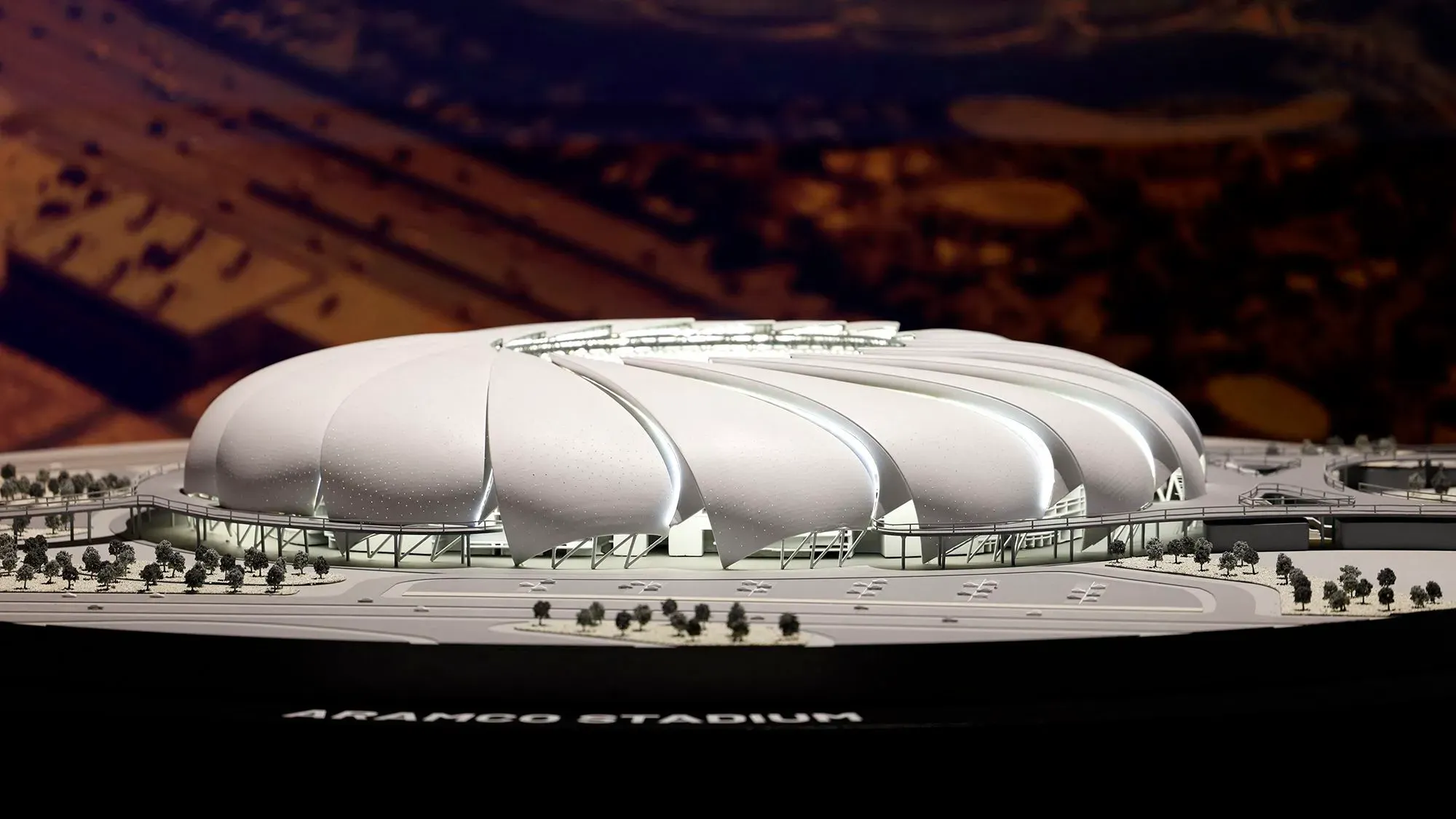 نموذج مصغر لاستاد أرامكو في السعودية، المقرر أن يستضيف مباريات كأس العالم 2034، يظهر تصميمه الحديث والمبتكر.