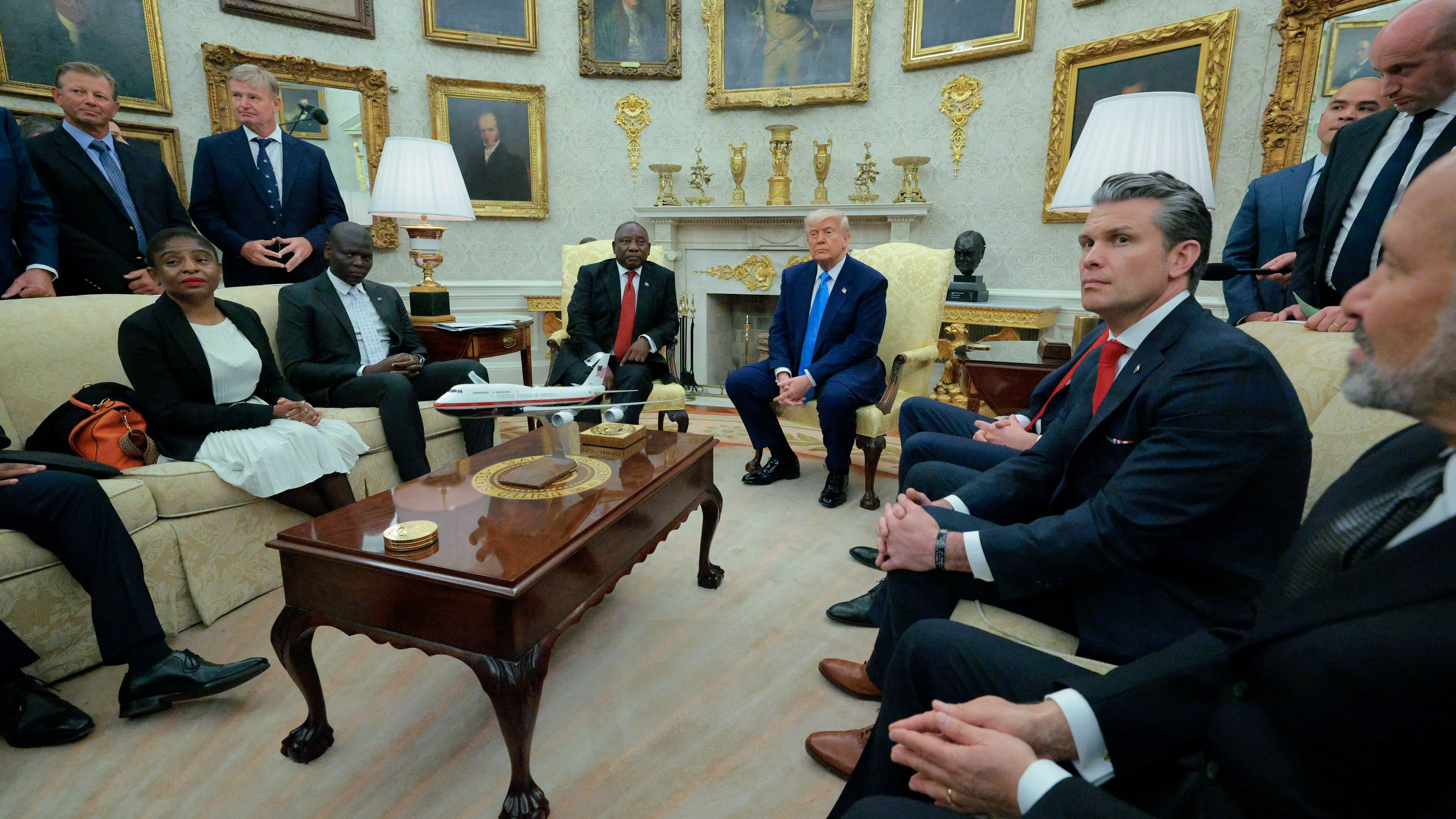 اجتماع في المكتب البيضاوي يضم الرئيس دونالد ترامب مع رئيس جنوب أفريقيا سيريل رامافوزا وعدد من المسؤولين، مع أجواء توتر سياسي.