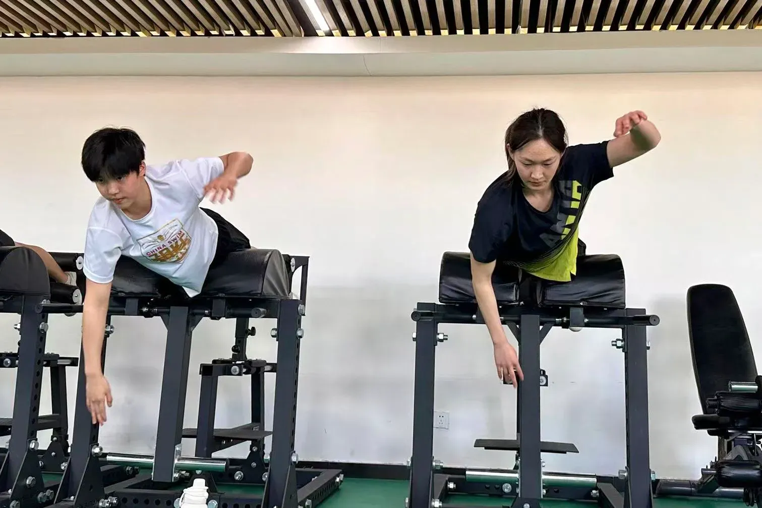 يو زيدي، السباحة الصينية البالغة من العمر 12 عامًا، تتدرب بجد في مركز رياضي، استعدادًا لبطولة العالم للألعاب المائية.